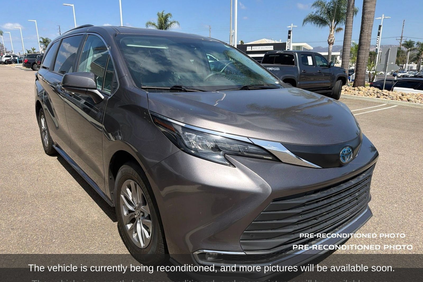 Used 2024 Toyota Sienna XLE FWD image 3