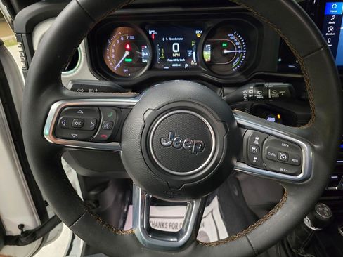 Used 2024 Jeep Wrangler Unlimited Sahara AWD/4WD image 19