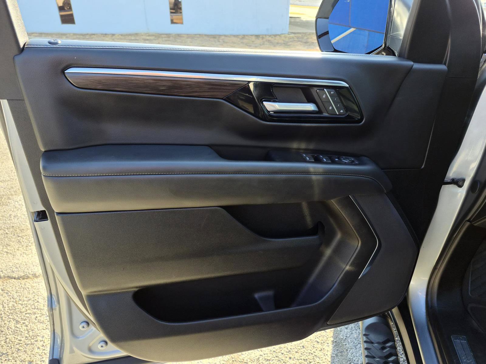 Used 2025 Chevrolet Suburban Z71 AWD/4WD image 19