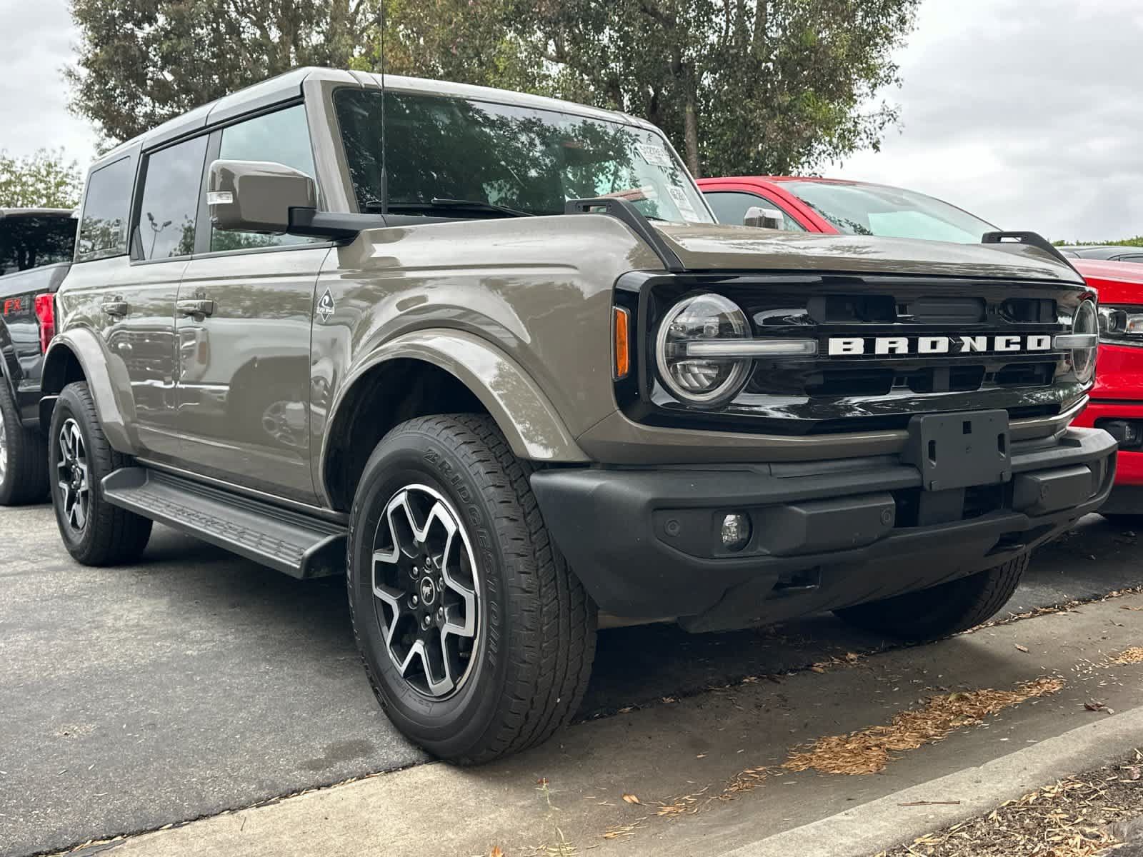 Used 2025 Ford Bronco Outer Banks AWD/4WD image 3