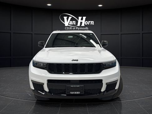 Used 2024 Jeep Grand Cherokee L Limited w/ Black Appearance Package AWD/4WD image 2