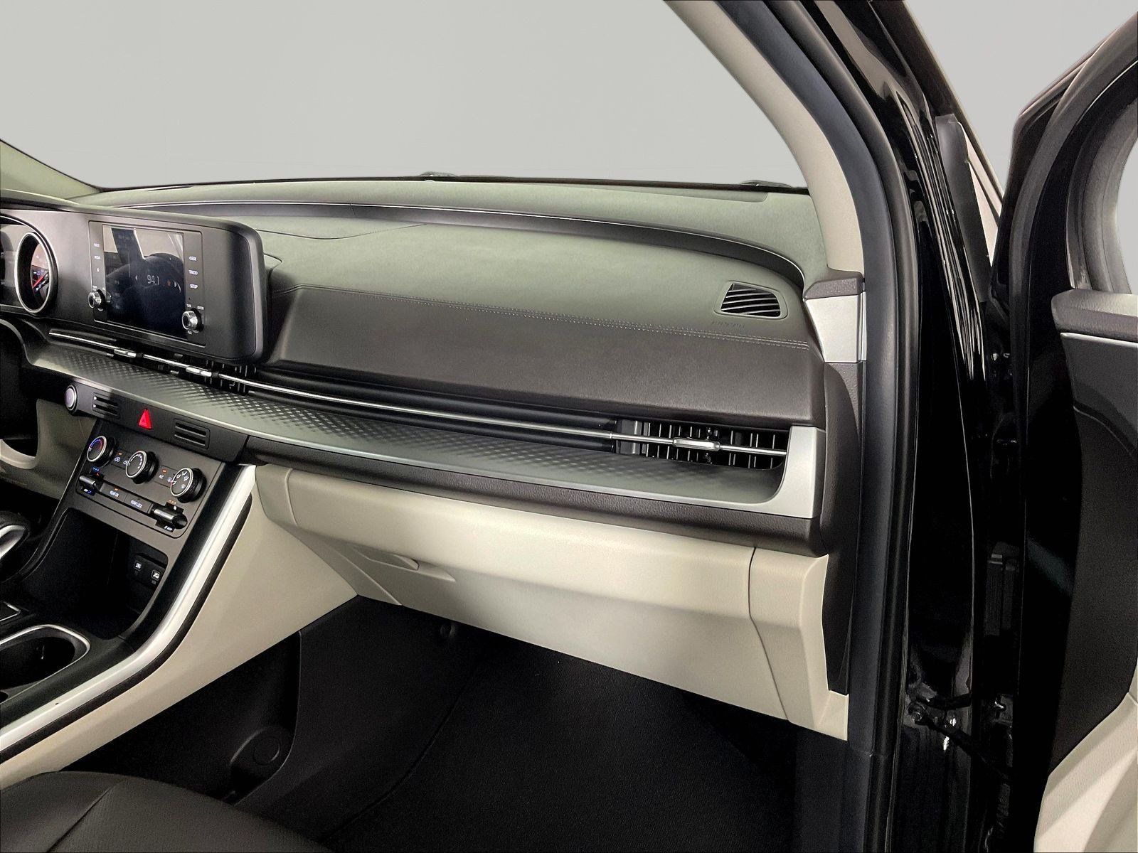 Used 2023 Kia Carnival LX FWD image 27