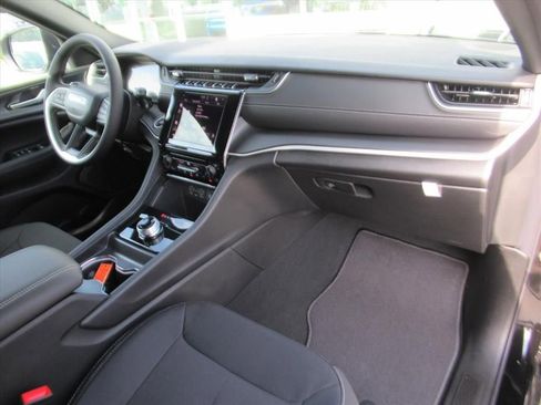 New 2025 Jeep Grand Cherokee Laredo image 11