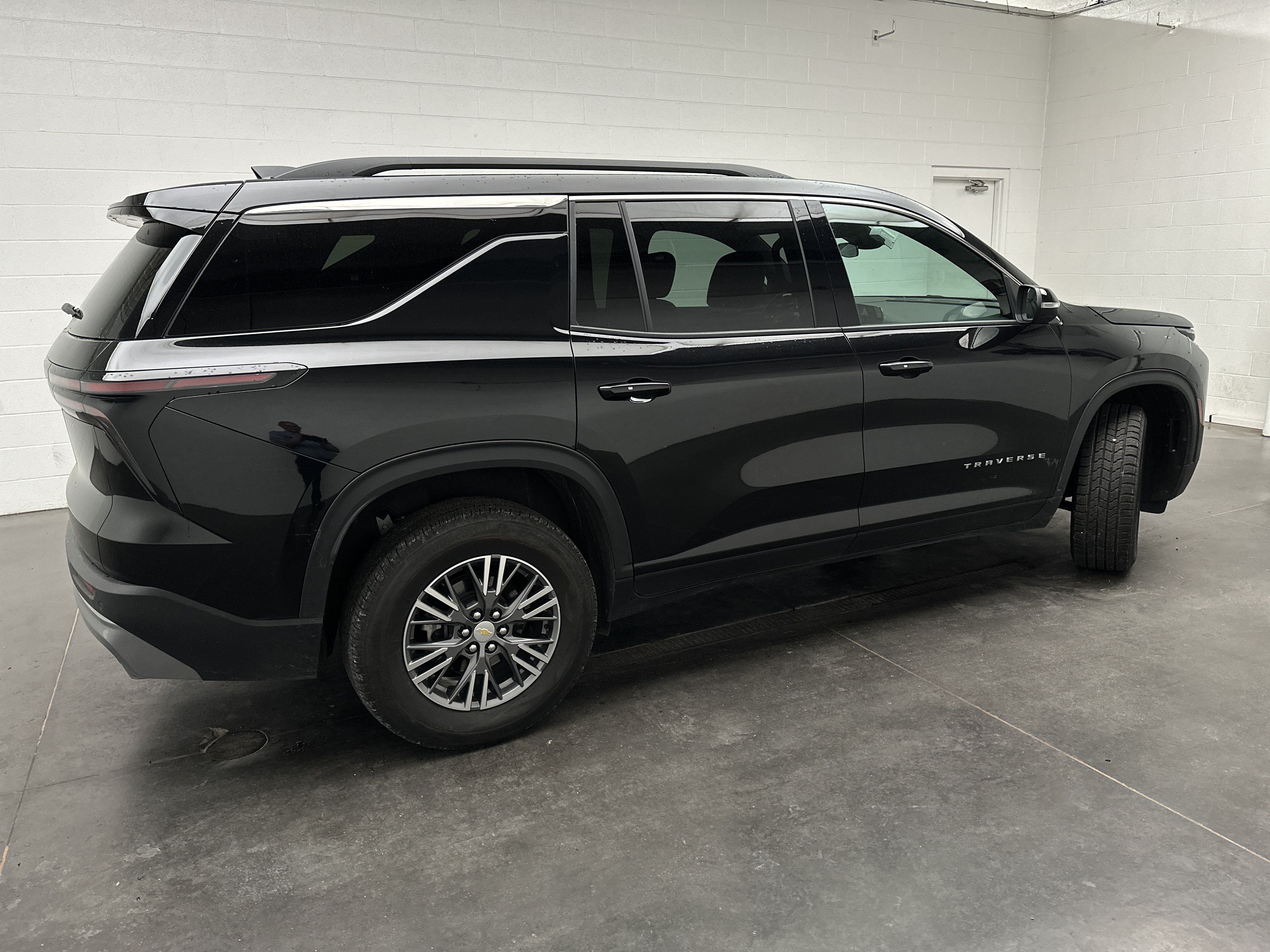 Used 2025 Chevrolet Traverse LT AWD/4WD image 9