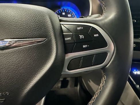 Used 2017 Chrysler Pacifica Touring-L image 20