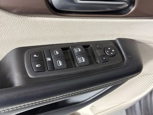 Used 2022 Chrysler Voyager LX FWD image 18