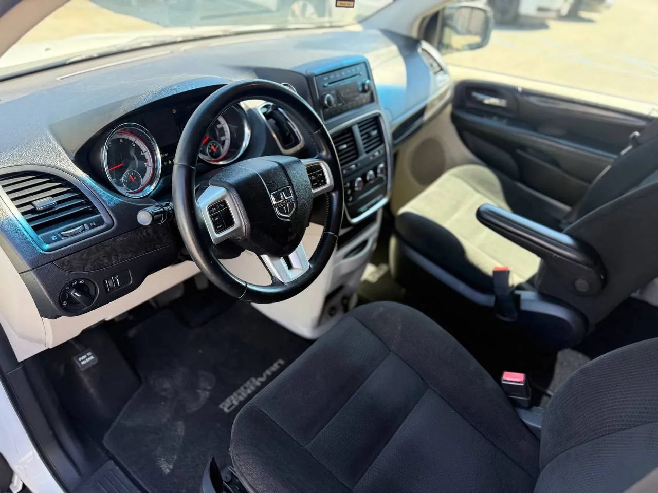 Used 2015 Dodge Grand Caravan American Value Package w/ UConnect Hands-Free Group FWD image 27