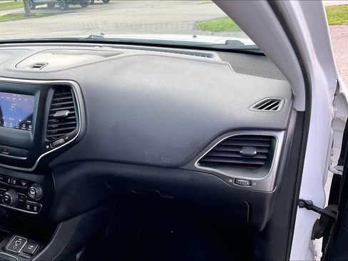 Used 2019 Jeep Cherokee Latitude w/ Popular Appearance Group FWD image 15