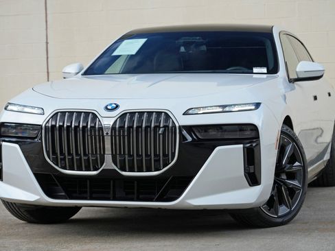 Used 2023 BMW i7 xDrive60 w/ Executive Package 2 AWD/4WD image 3