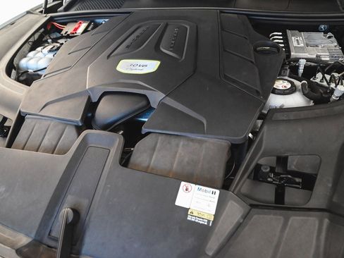 Used 2022 Porsche Cayenne Platinum Edition image 37