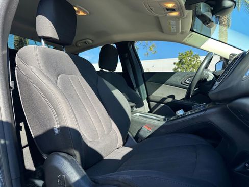 Used 2016 Chrysler 200 Limited w/ Convenience Group image 10