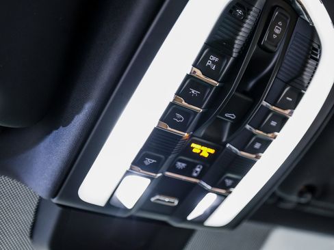 Certified 2017 Porsche Cayenne Platinum Edition image 21