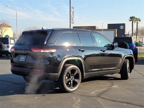 Used 2023 Jeep Grand Cherokee Limited w/ Black Appearance Package image 5