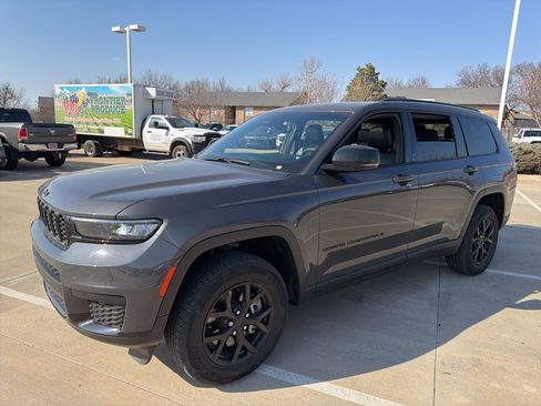 Used 2024 Jeep Grand Cherokee L Altitude image 3