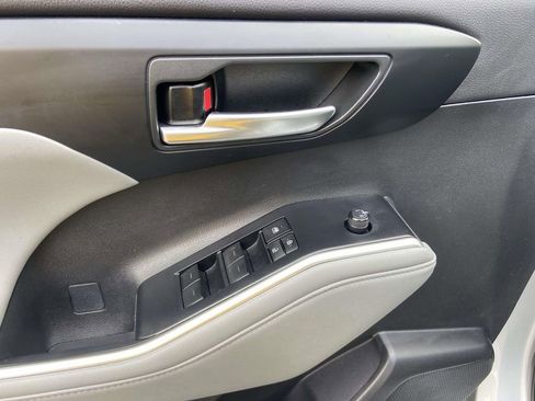 Used 2023 Toyota Highlander XLE image 13