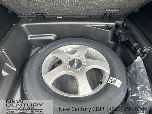 Used 2025 Jeep Grand Cherokee Limited w/ Luxury Tech Group II AWD/4WD image 13