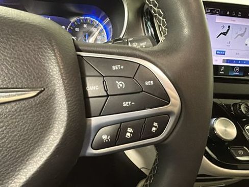 Used 2023 Chrysler Pacifica Touring-L FWD image 16
