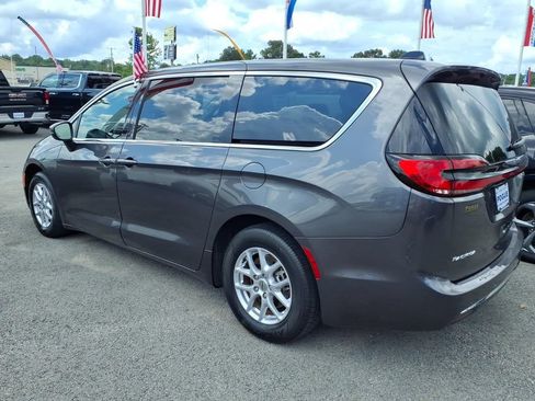 Used 2023 Chrysler Pacifica Touring-L FWD image 3