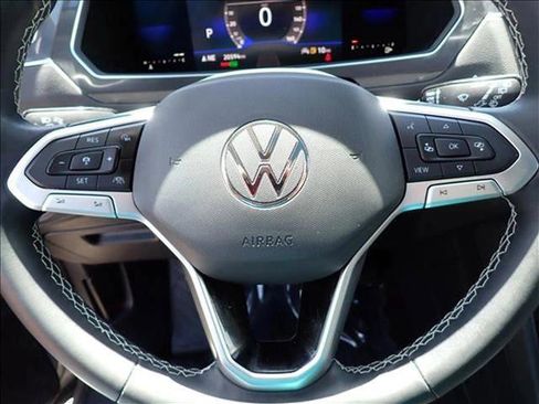 Used 2022 Volkswagen Tiguan SE image 17