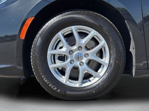 Used 2023 Chrysler Pacifica Touring-L FWD image 12