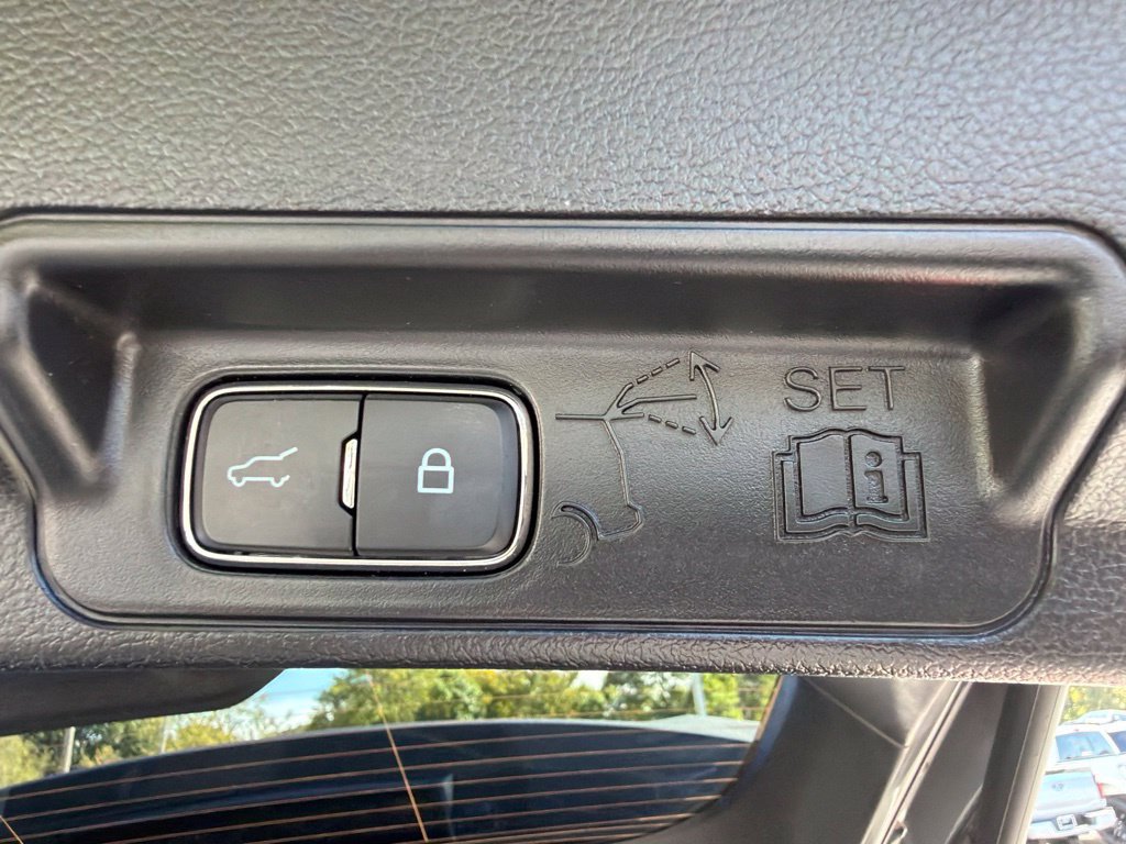 Used 2024 Ford Explorer XLT RWD image 11