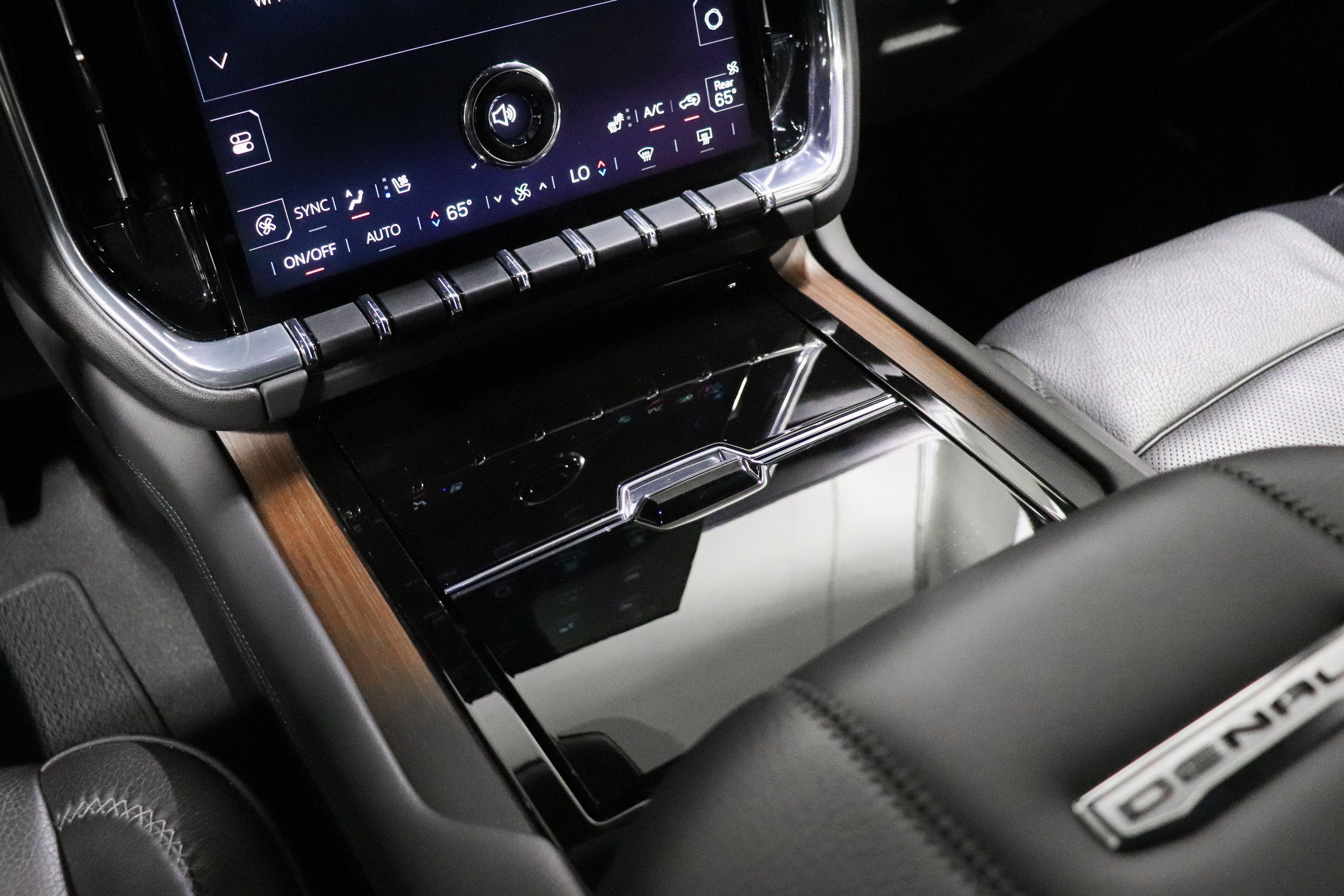 Used 2025 GMC Yukon XL Denali AWD/4WD image 26