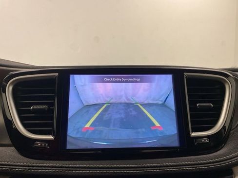 Used 2022 Chrysler Pacifica Touring-L FWD image 11