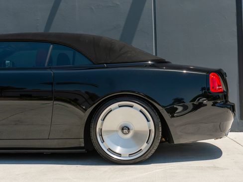 Used 2019 Rolls-Royce Dawn RWD image 24