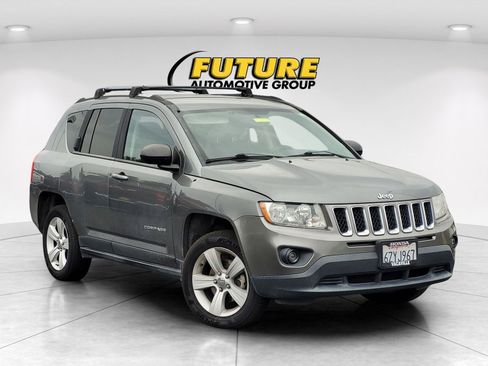 Used 2013 Jeep Compass Latitude FWD image 1