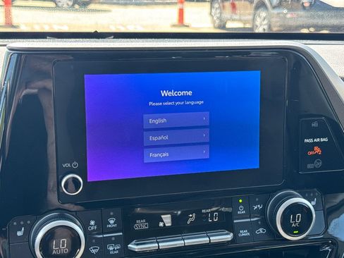 Used 2025 Toyota Highlander XLE AWD/4WD image 25