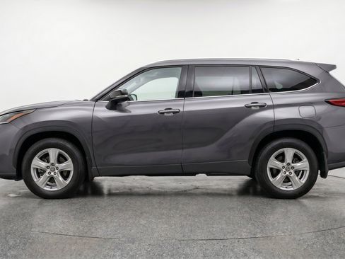Used 2025 Toyota Highlander LE FWD image 5