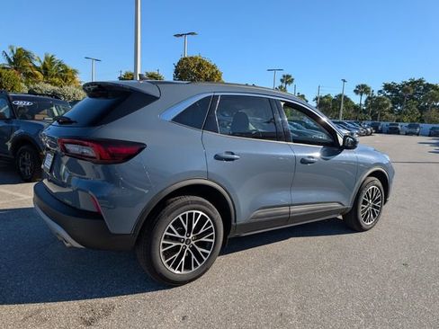 Used 2024 Ford Escape SE image 11