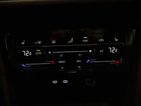 Used 2024 Volkswagen Tiguan SE R-Line image 9