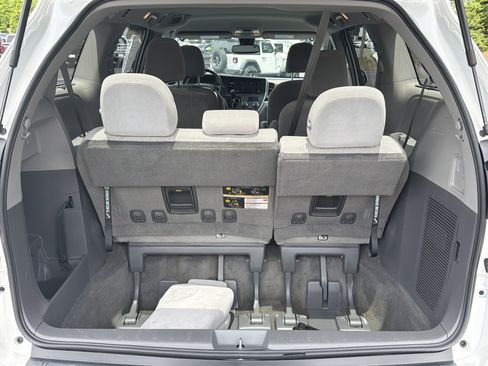 Used 2018 Toyota Sienna LE FWD image 39