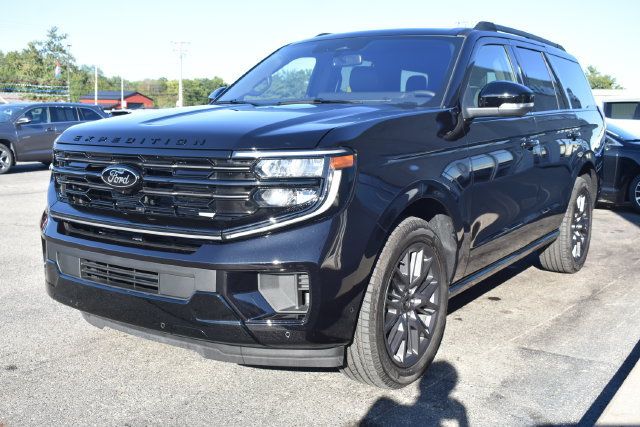 Used 2025 Ford Expedition Platinum w/ Stealth Performance Package AWD/4WD image 17