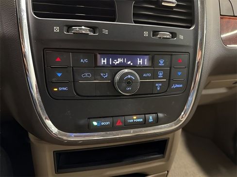 Used 2014 Chrysler Town & Country Touring image 21