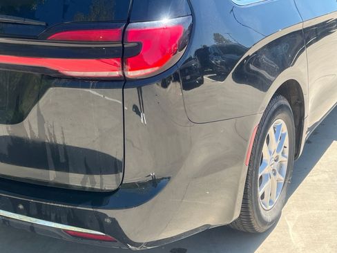 Used 2023 Chrysler Pacifica Touring-L FWD image 13