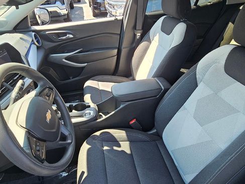 Used 2025 Chevrolet Trax LS FWD image 10