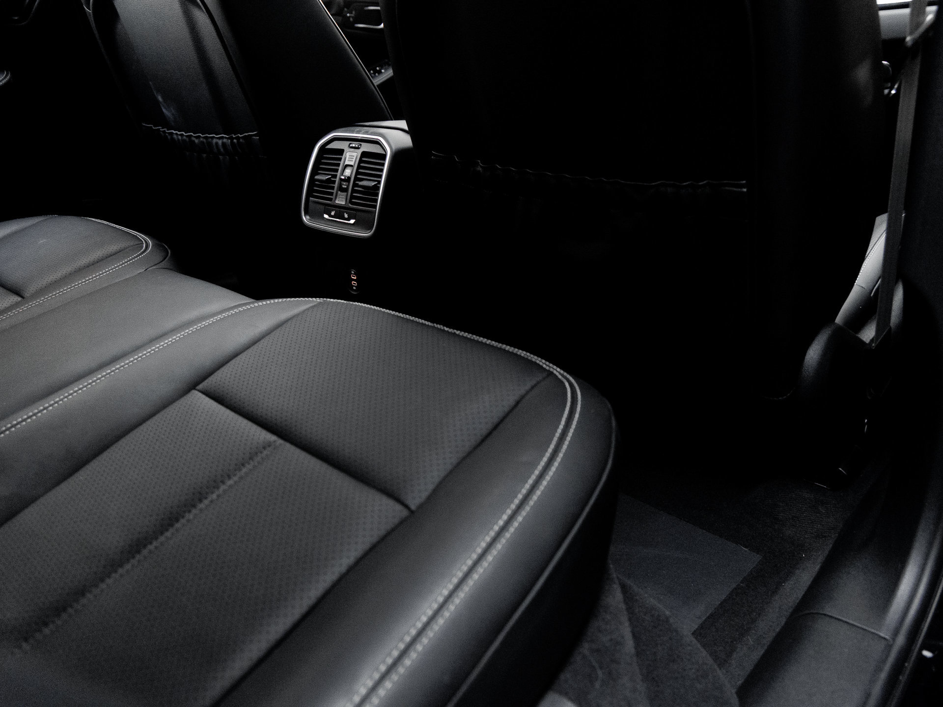 Certified 2026 Porsche Macan S AWD/4WD image 32