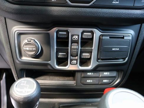 Used 2025 Jeep Gladiator Sport image 31