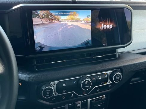 Used 2025 Jeep Gladiator Sport AWD/4WD image 16
