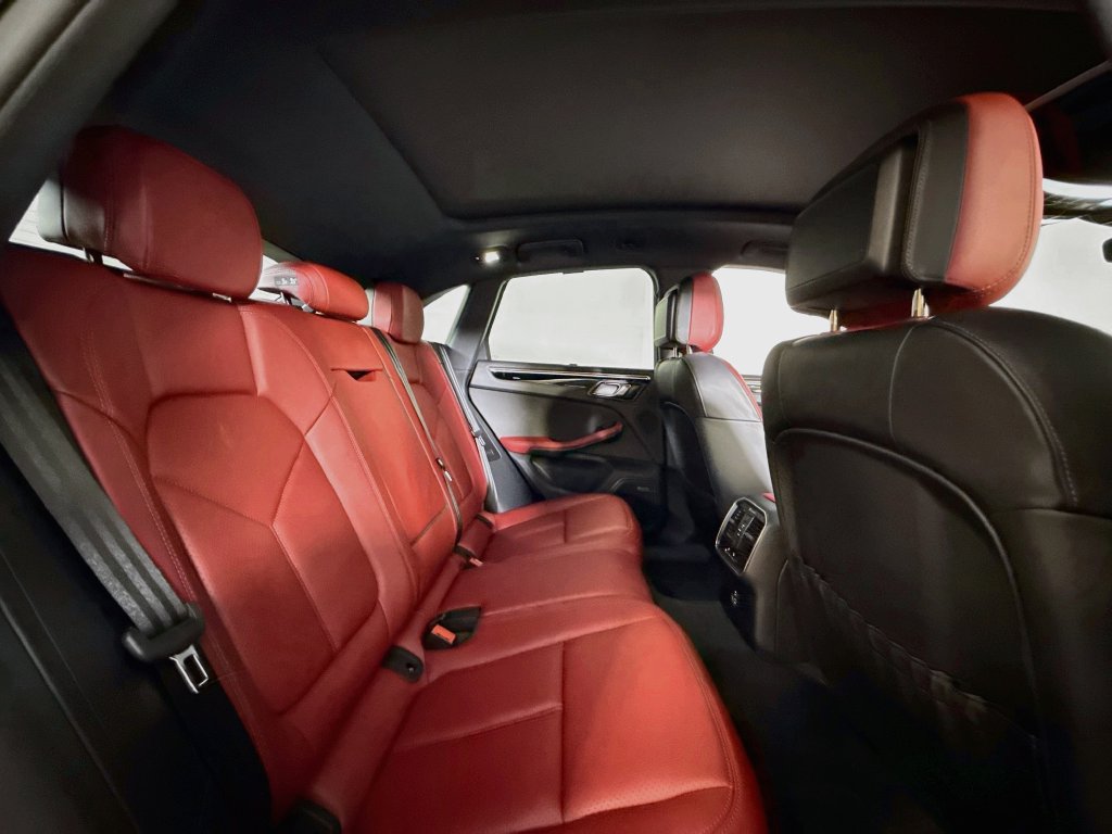 Certified 2025 Porsche Macan AWD/4WD image 19