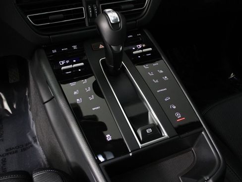 Certified 2025 Porsche Macan AWD/4WD image 18