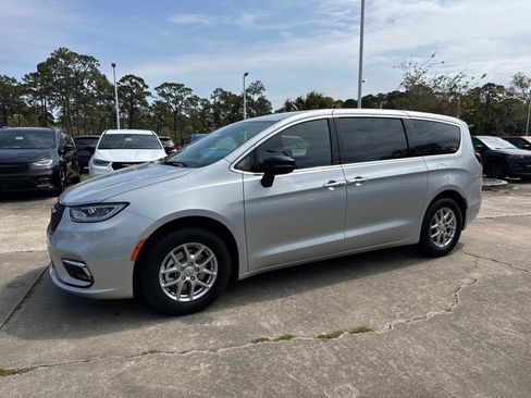 New 2026 Chrysler Pacifica Select FWD image 7