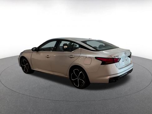 Used 2025 Nissan Altima 2.5 SR FWD image 9