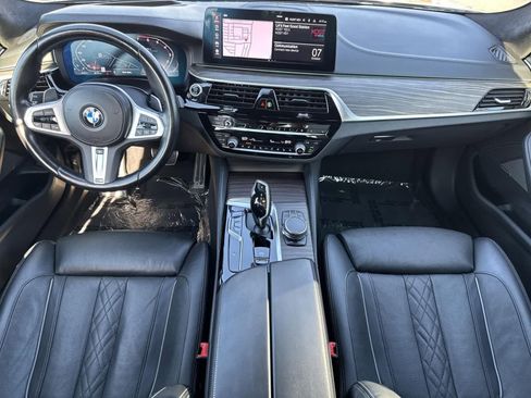 Used 2022 BMW M550i xDrive w/ Dynamic Handling Package image 9