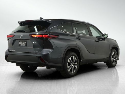 Used 2024 Toyota Highlander XLE image 5