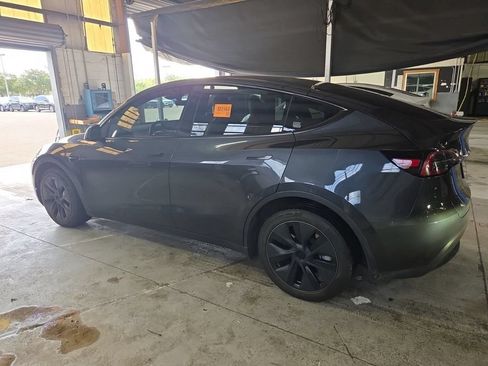Used 2024 Tesla Model Y Long Range AWD/4WD image 4
