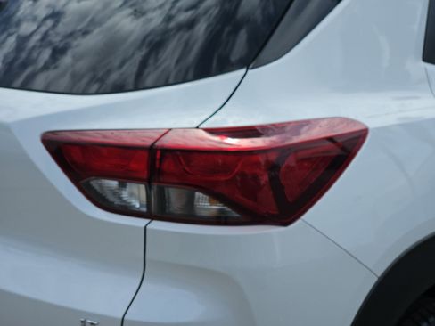 Used 2021 Chevrolet TrailBlazer LT w/ Premium Seating Package FWD image 11