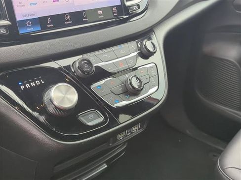 Used 2025 Chrysler Pacifica Select FWD image 15